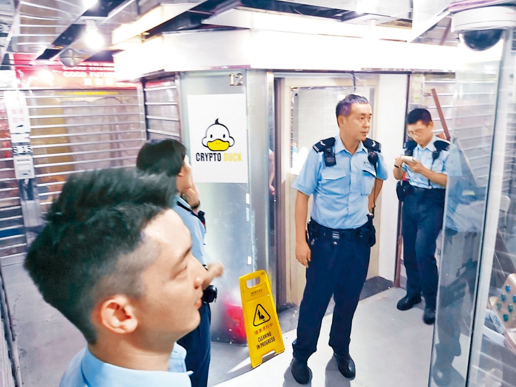 警員在懷疑騙徒租賃的店鋪進行調查。