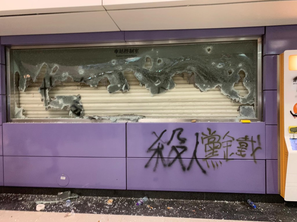 多個港鐵站的設施遭受破壞。