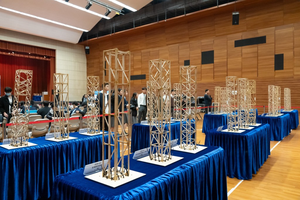 學生作品要通過抗震測試。何永賢FB圖片 學生作品要通過抗震測試。何永賢FB圖片
