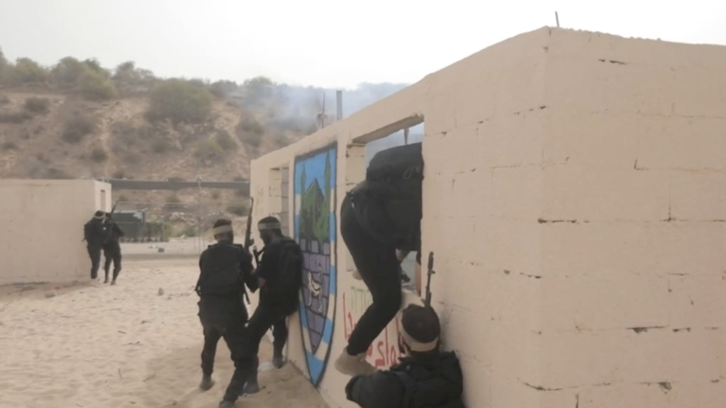 哈马斯武装分子在加沙南部进行实弹演练。美联社