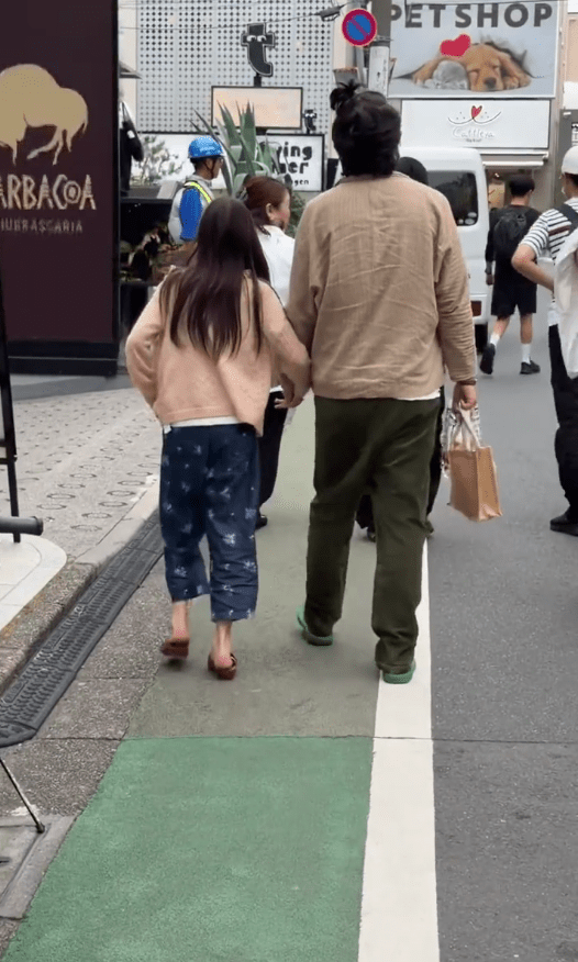 早前有網民在日本東京偶遇陳冠希，當時他拖著9歲女兒逛街。