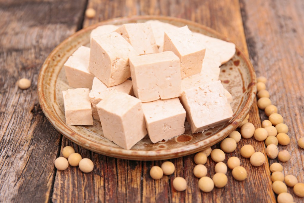 豆腐：每100克含有17克蛋白質，約96 kcal。（iStock圖片）