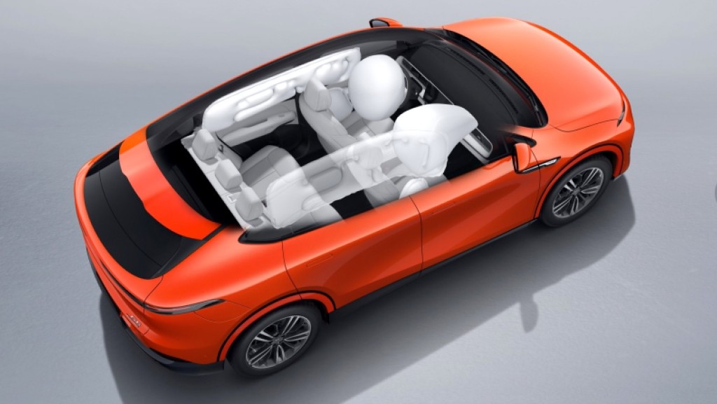 小鹏G6电动SUV全车设有多个安全气囊保护