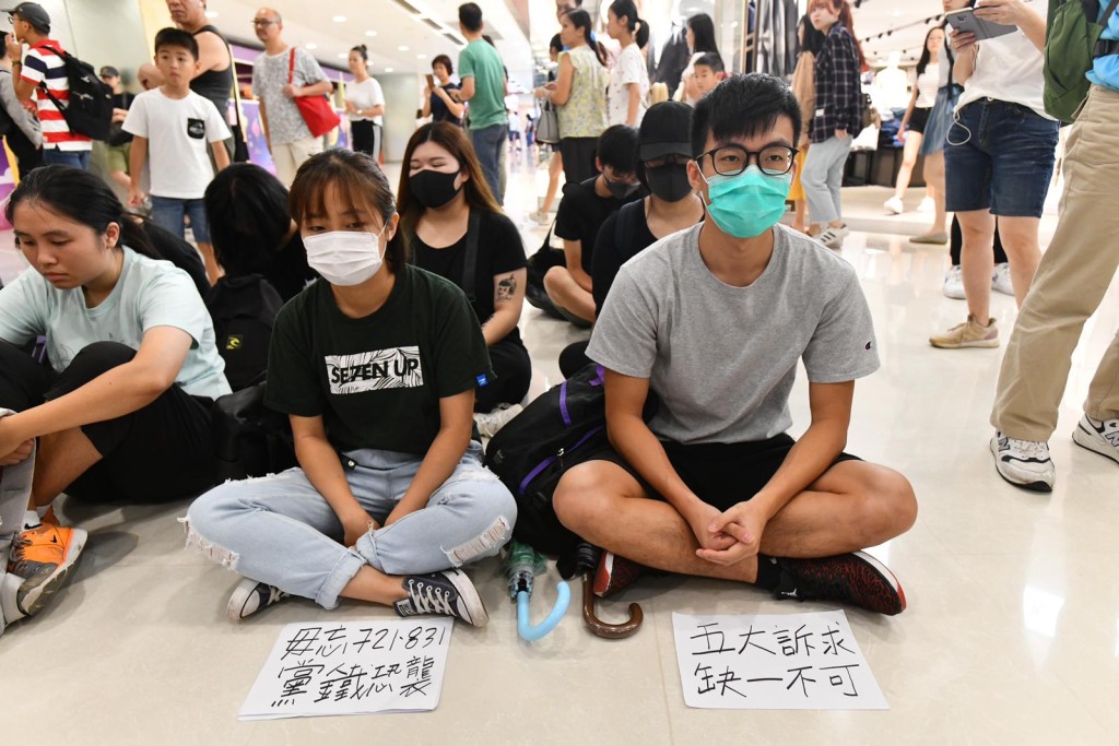 有人在商場內靜坐。