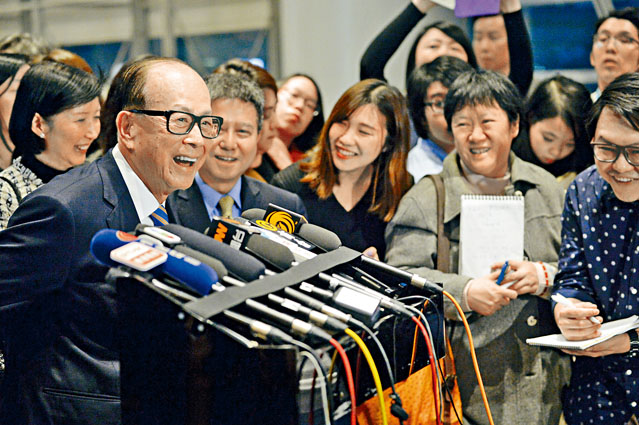 ■長和系昨晚周年晚宴,李嘉誠進場前接受傳媒提問時,表示滿意退休生活。