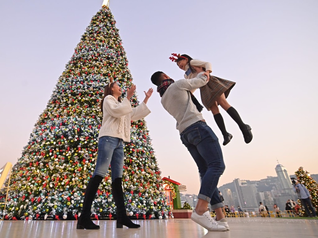 聖誕小鎮首次移師至西九，20米高巨型聖誕樹明晚亮燈。