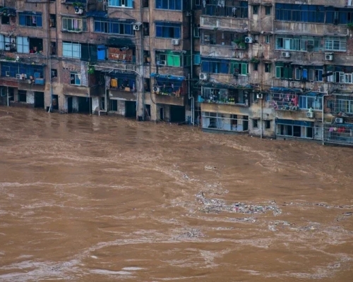 重慶市綦江區在大暴雨下,部分地區民宅慘遭水淹。(新華社圖片)