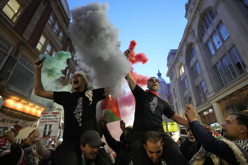在伦敦举行的亲巴勒斯坦示威活动中，抗议者点烟雾弹。AP
