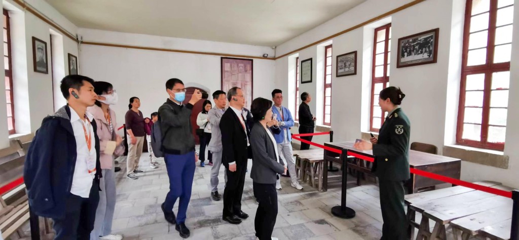 蔡若莲（前排右二）与教师一起参访杨家岭革命旧址。政府新闻处