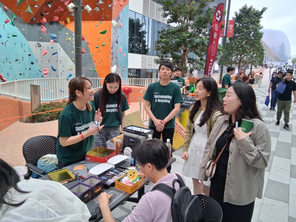 亲子工作坊用回收材料制作手工钥匙圈。
