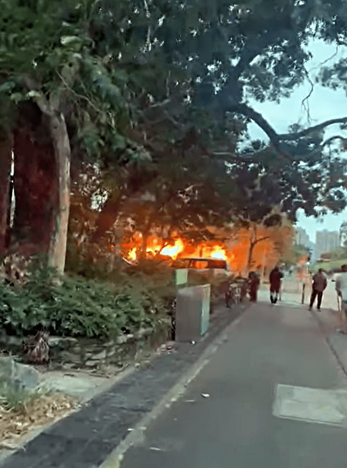 貨倉火勢猛烈。 網圖