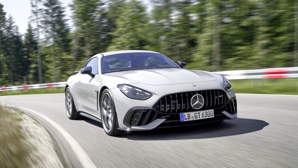 AMG GT63 PRO 4Matic+ 全新設計的車身擾流配件、強化冷卻系統並加入複合式陶瓷煞車系統，得以全面提升賽道表現。