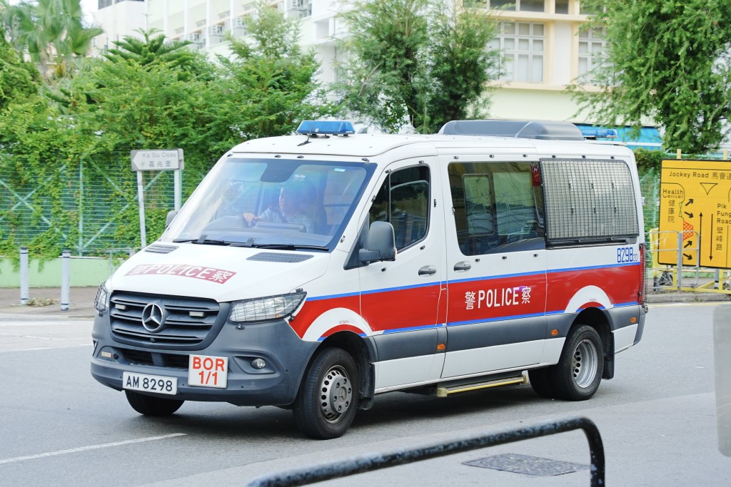 被告須還柙候訊,由警車押離法庭。汪旭峰攝 被告須還柙候訊,由警車押離法庭。汪旭峰攝