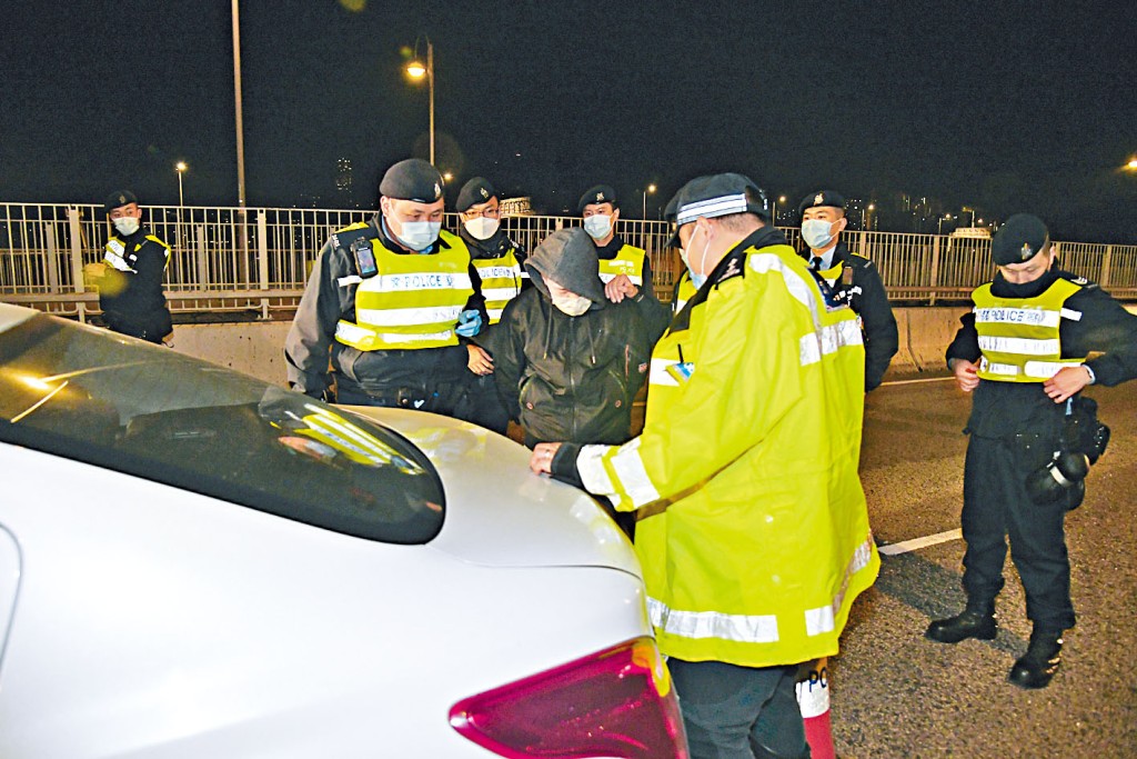 警方查獲懷疑「毒品快餐車」，當場拘捕司機。