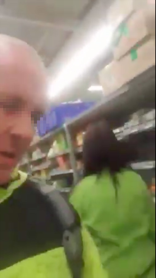 他声称自己确诊，并在超市内故意向其他顾客咳嗽。网图