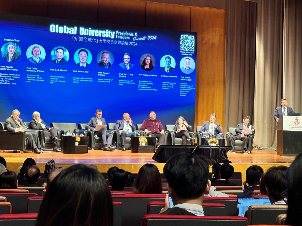 梅彥昌(左一)昨於討論環節中,與多名學者探討大學如何以創新管治模式應對挑戰。鍾綽盈攝 梅彥昌(左一)昨於討論環節中,與多名學者探討大學如何以創新管治模式應對挑戰。鍾綽盈攝