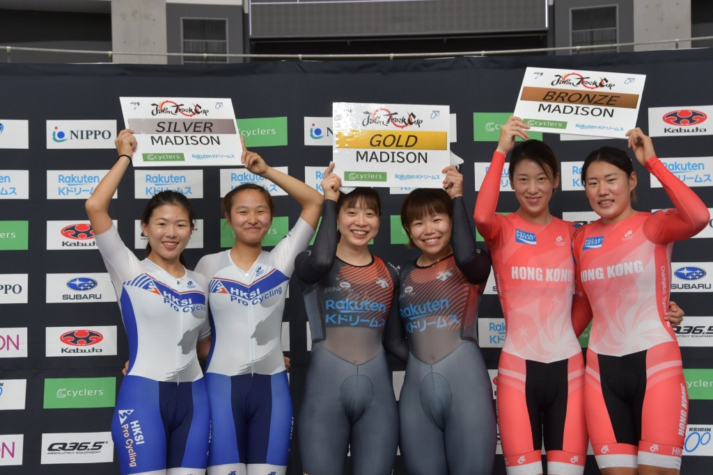 梁寶儀(左一)、李思穎(左二)、楊倩玉(右二)及逄遙(右一)亦於女子麥迪遜賽穿銀掛銅。日本單車協會圖片