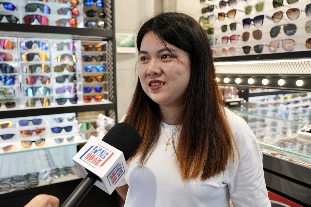 眼鏡店店員林小姐稱取消「黑碼」，將利好該店生意。