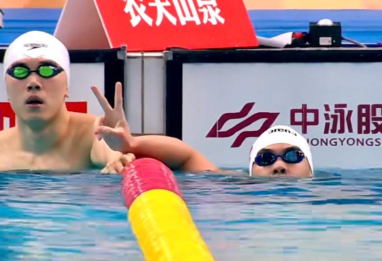 麥世霆第一個掂池後也不禁舉起V字手勢。直播截圖 麥世霆第一個掂池後也不禁舉起V字手勢。直播截圖