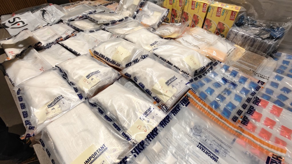 檢獲的毒品約值774萬元。 檢獲的毒品約值774萬元。