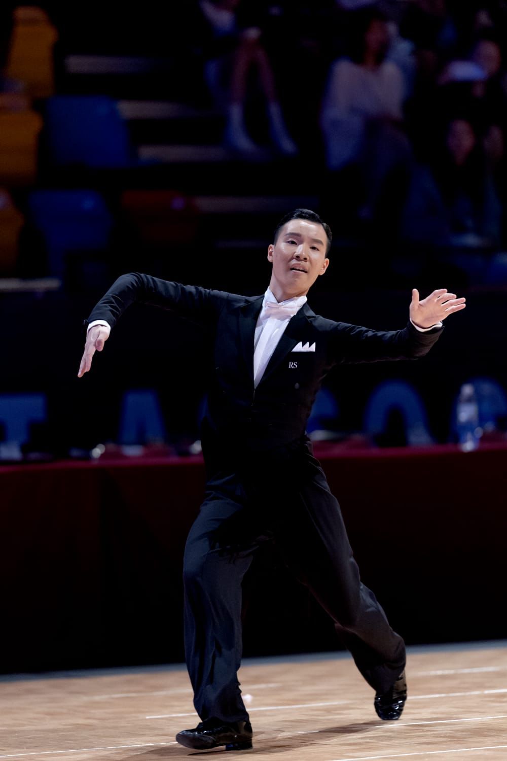 男子組參賽的選手不算多， 黃樂軒奪得兩金。 中國香港體育舞蹈總會圖