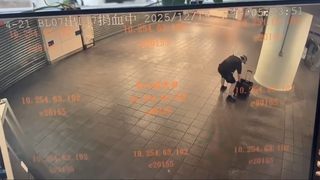 疑犯從行李箱中取出煙霧彈。 中時