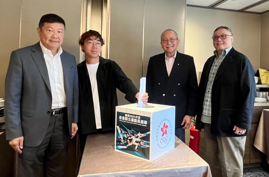 港協周一舉行傑運傳媒投票午宴,港協副會長楊穎新(右起)、傑運籌委會主席郭志樑及港者義務秘書楊祖賜(左一)亦有出席。 港協周一舉行傑運傳媒投票午宴,港協副會長楊穎新(右起)、傑運籌委會主席郭志樑及港者義務秘書楊祖賜(左一)亦有出席。