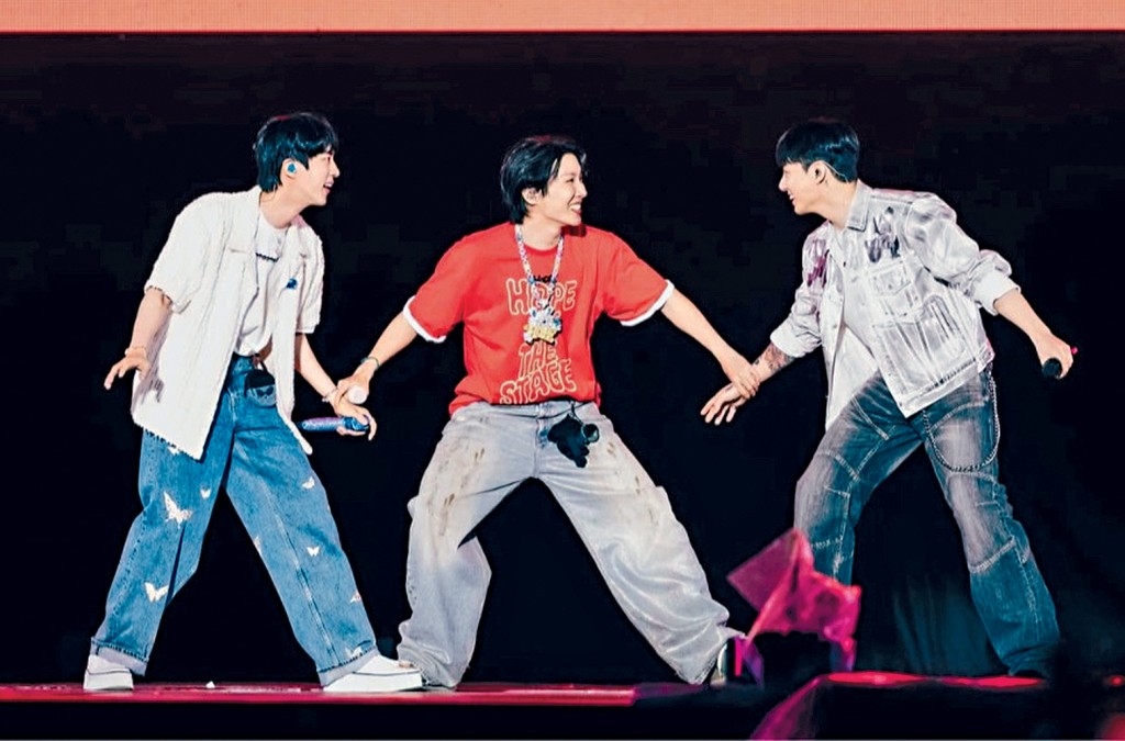 J-Hope（中）開騷，Jin（左）和Jungkook（右）齊任客串嘉賓。