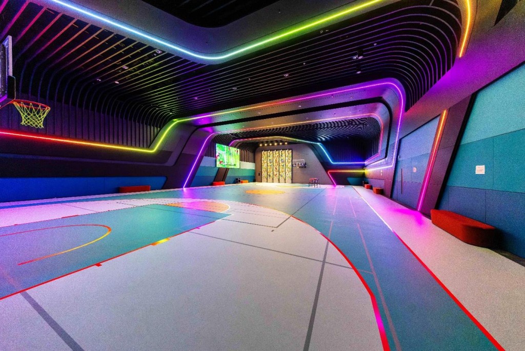 「幻變多功能運動館」可隨時轉換作籃球場、羽毛球場、匹克球場、小型足球場及乒乓球場等。 「幻變多功能運動館」可隨時轉換作籃球場、羽毛球場、匹克球場、小型足球場及乒乓球場等。