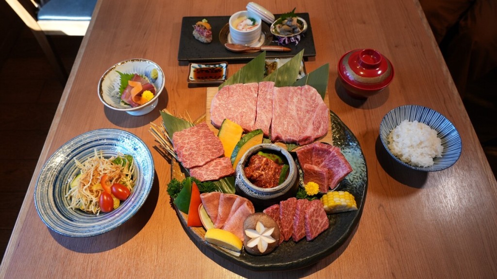 2人份套餐，可以吃到鳥取和牛4種不同部位，包括西冷、牛肩眼、上牛排肉及特選牛排肉，及來自鳥取縣的白米、梨。