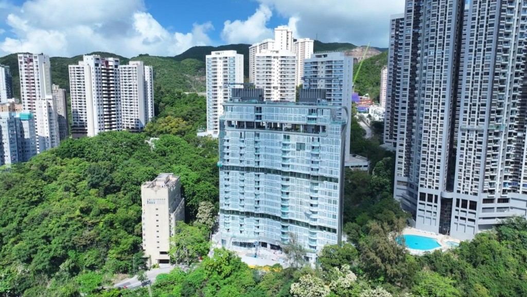 峻譽．渣甸山目前以現樓方式推售，部署推出特色單位招標。