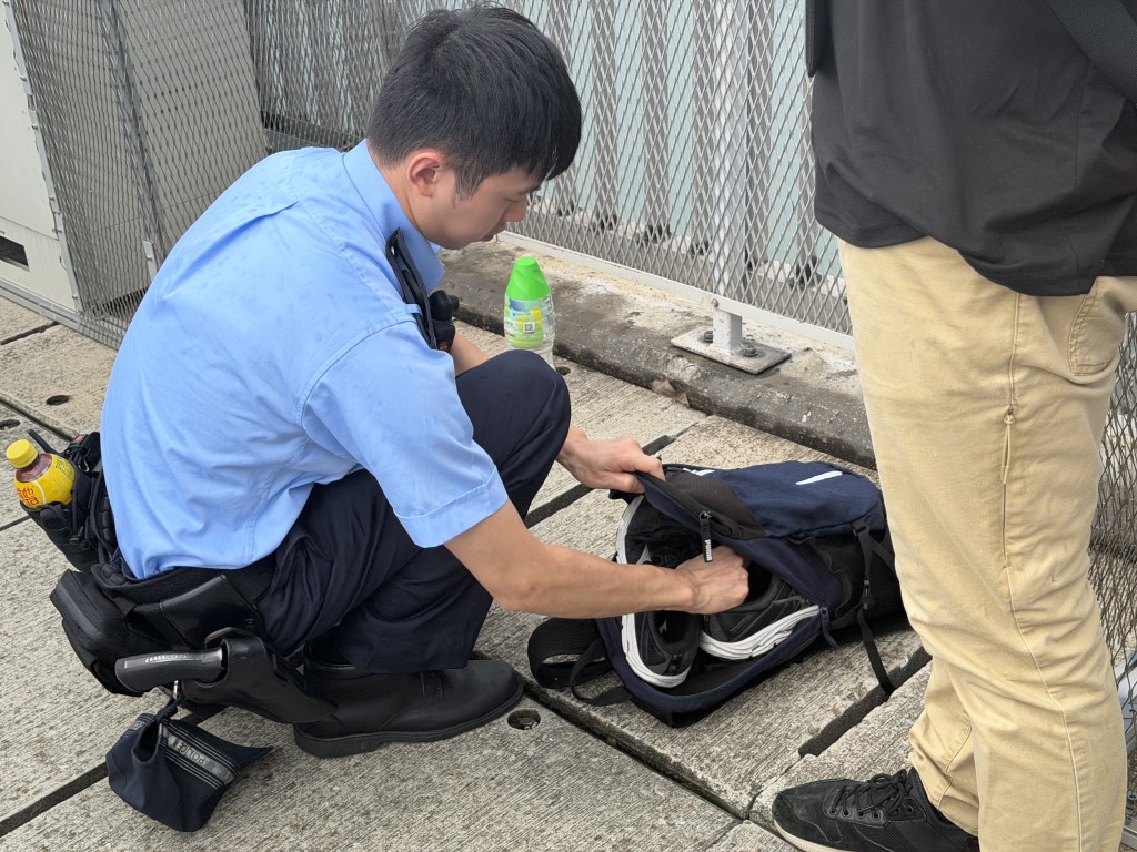 警員檢獲墮海男子的個人物品。梁國峰攝