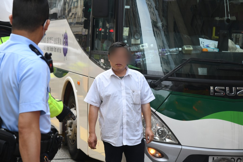 旅游巴司机涉危险驾驶被捕。