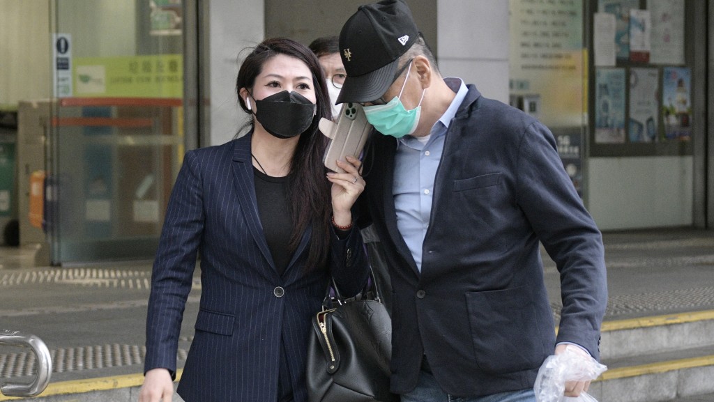 被告左起：周杏薇/施鴻儒。 陳浩元攝