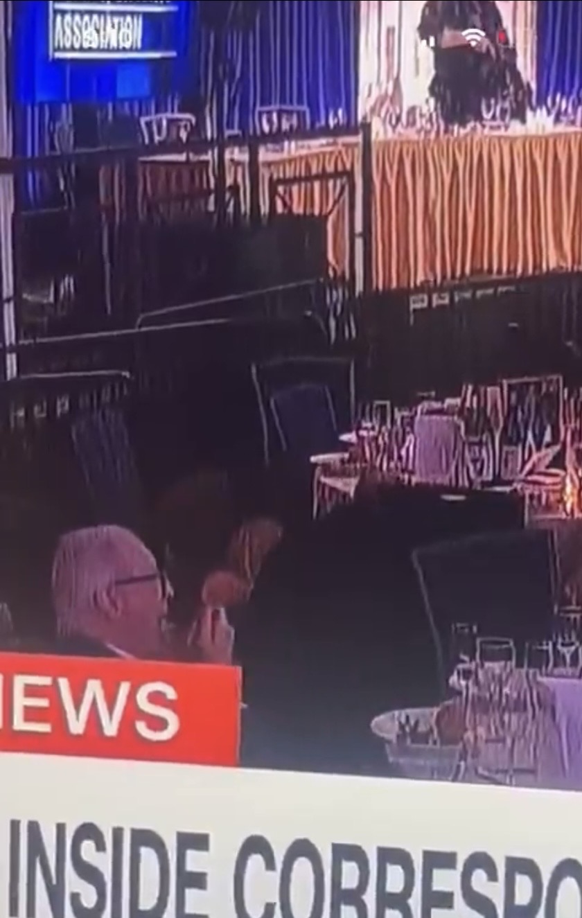 所有人都逃跑了，格兰兹淡定把食物放进嘴里。  X@TheGunzShow