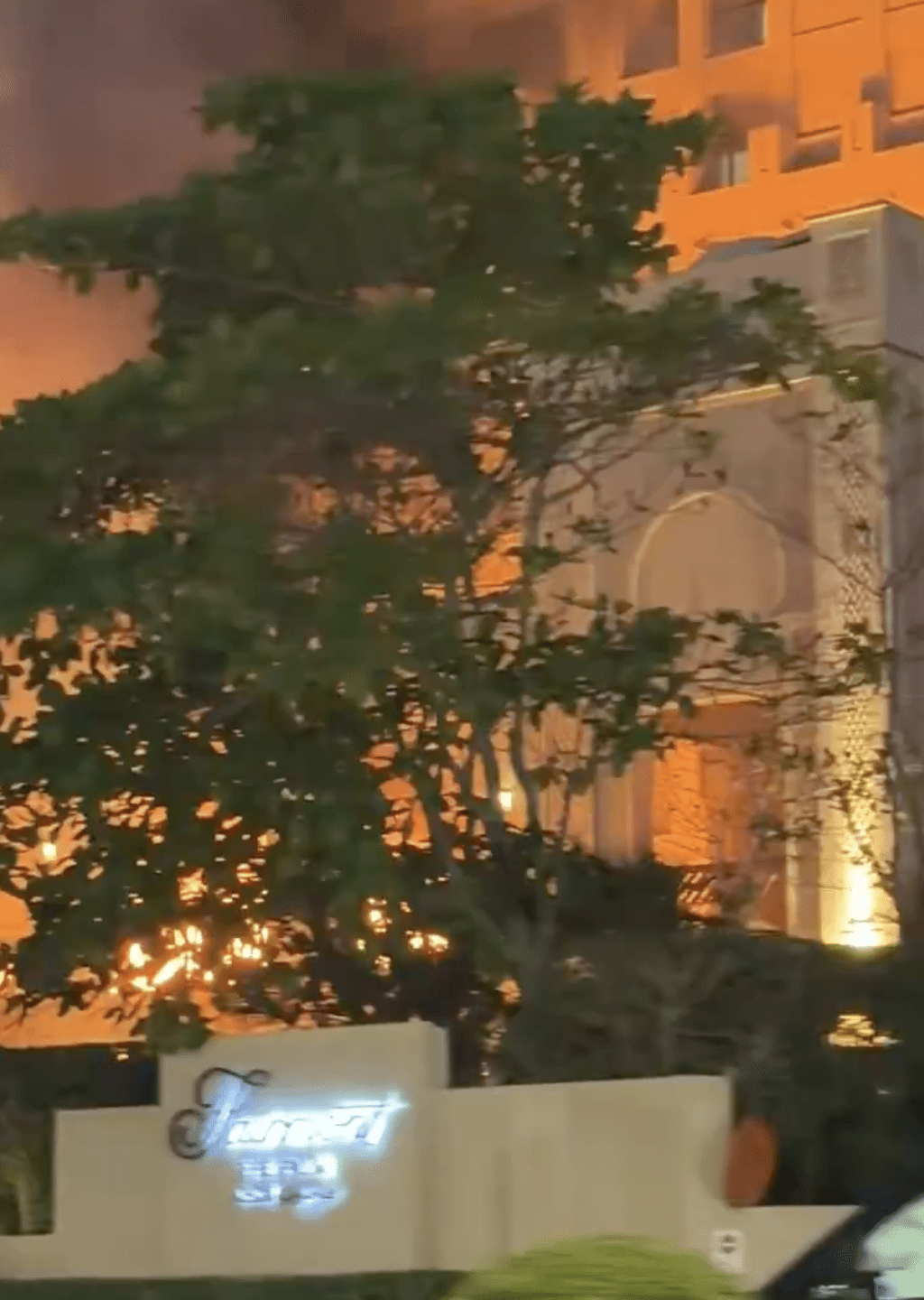 杜拜棕榈岛一间酒店外火光熊熊。X影片截图