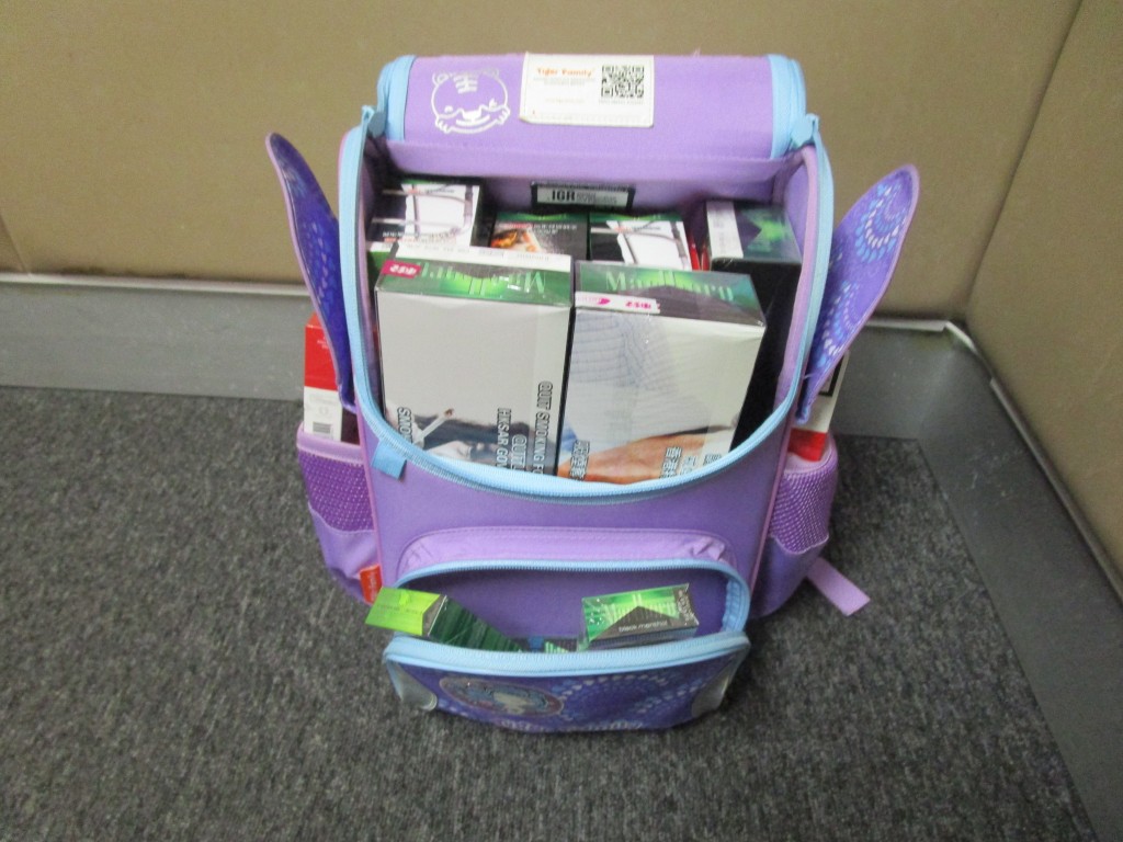 收藏未完稅煙的兒童背囊。海關圖片