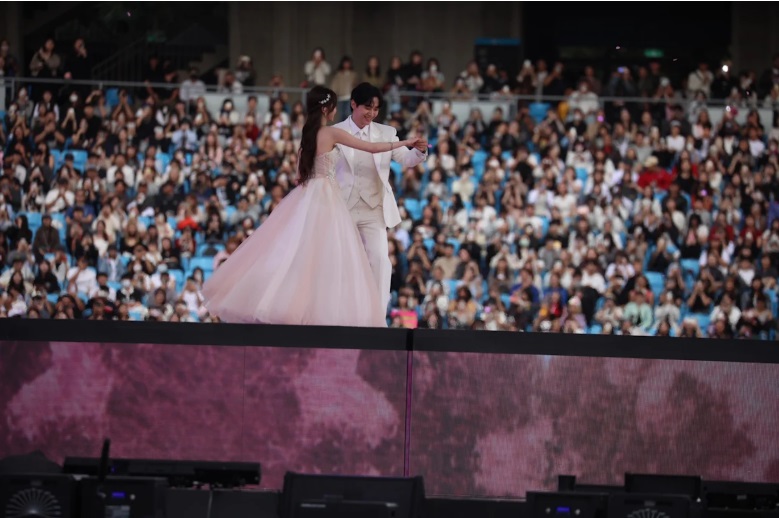 李俊昊和張員瑛更以浪漫雙人舞,為AAA頒獎禮開場。(網上圖片) 李俊昊和張員瑛更以浪漫雙人舞,為AAA頒獎禮開場。(網上圖片)