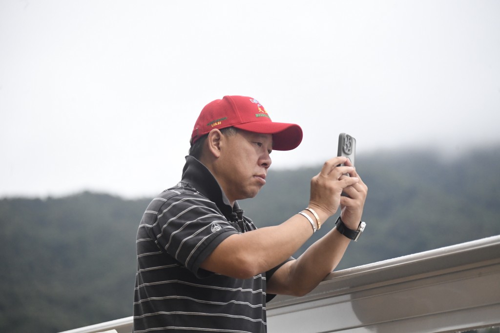 葉楚航不止全神貫注睇住每匹馬走勢，並且親自打表計準時間。