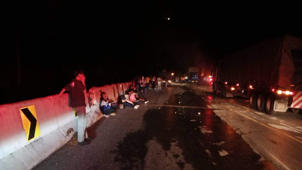 生還者神情驚恐地坐在路肩等待救援。@PPTVHD36/X