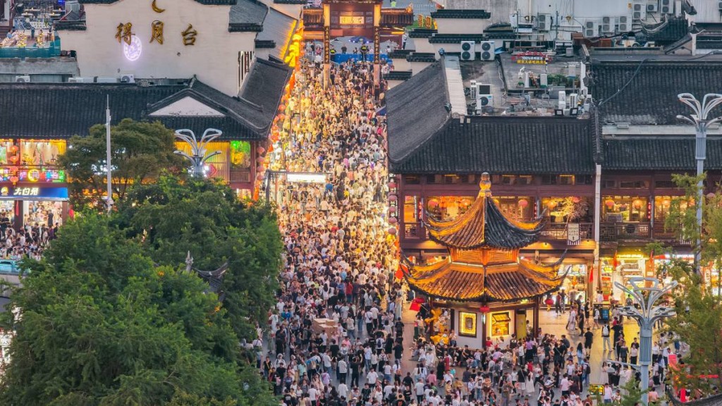 國慶假期前半程全社會跨區域人員流動量再創歷史新高。中新社