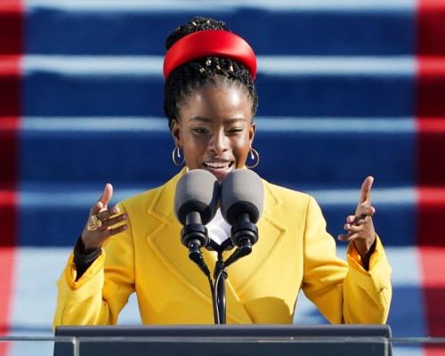 年仅22岁的黑人女诗人阿曼达‧戈尔曼（Amanda Gorman）上台朗诵一篇由她创作的诗。AP