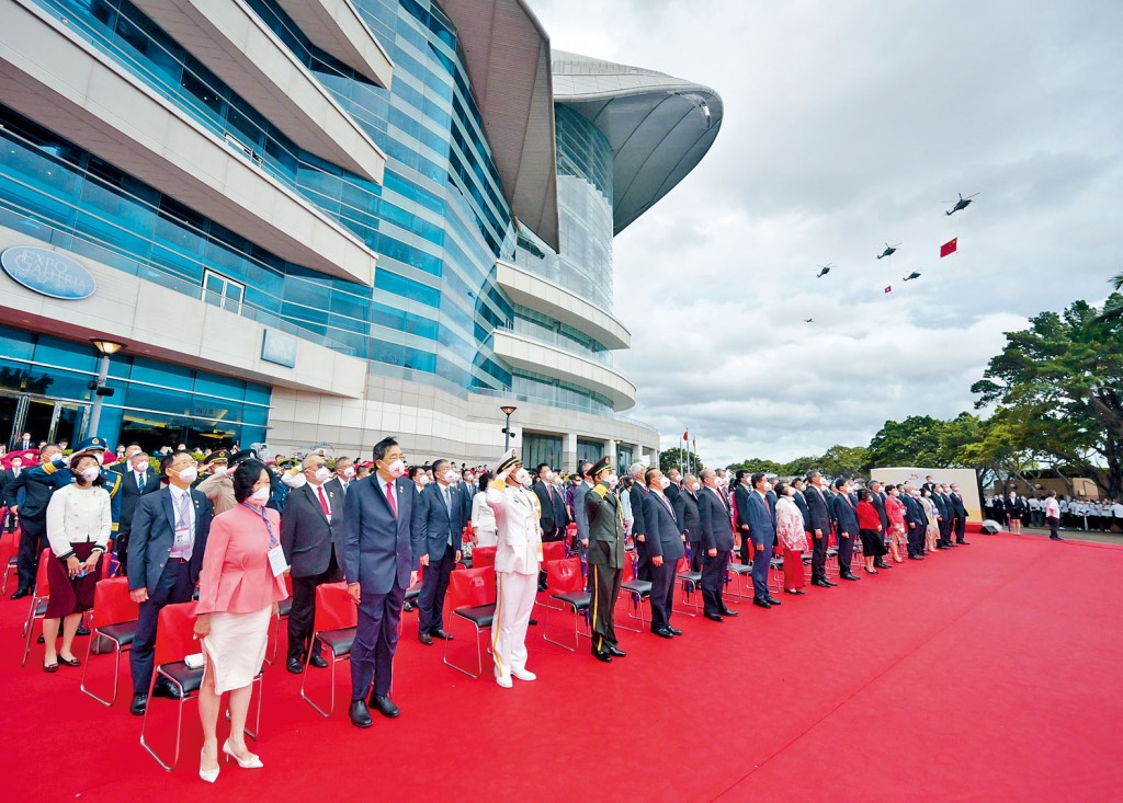 虽然三号风球悬挂，无阻昨日早上在湾仔金紫荆广场的升旗仪式。