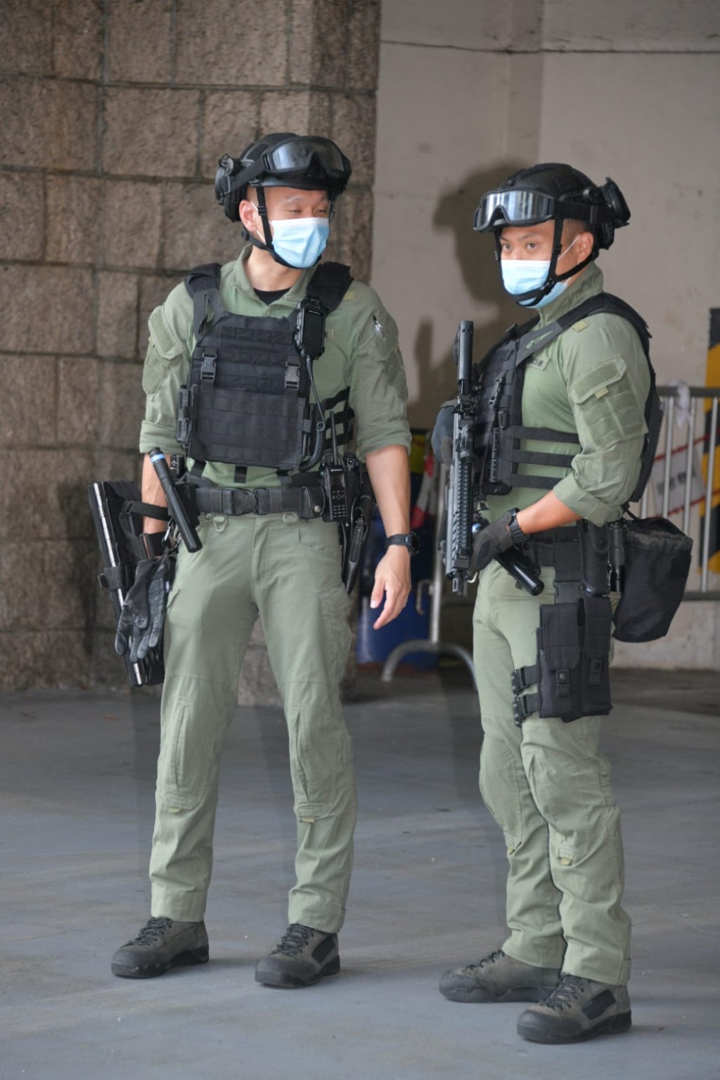 大批警員在法院戒備。伍明輝攝