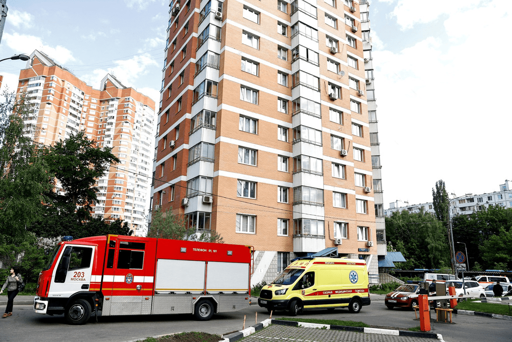 救护车及消防车停在其中一栋受袭的公寓大厦外。路透社