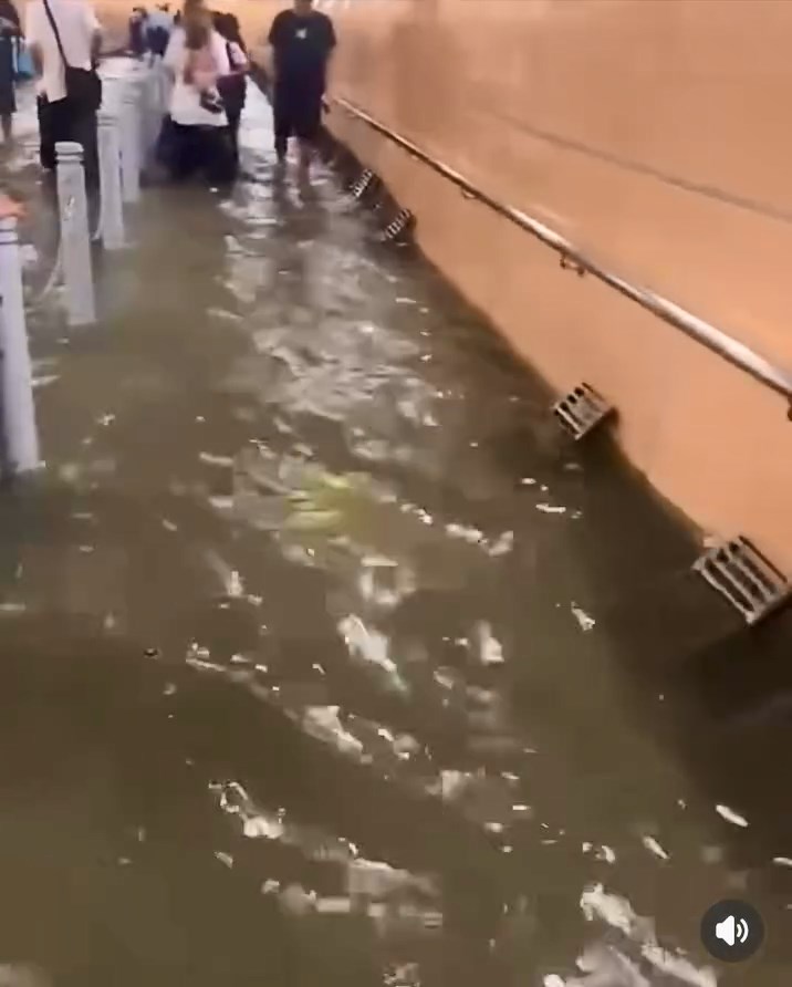 香園圍口岸一條行人隧道水浸,多名市民涉水而行,非常狼狽。網上片段截圖 香園圍口岸一條行人隧道水浸,多名市民涉水而行,非常狼狽。網上片段截圖