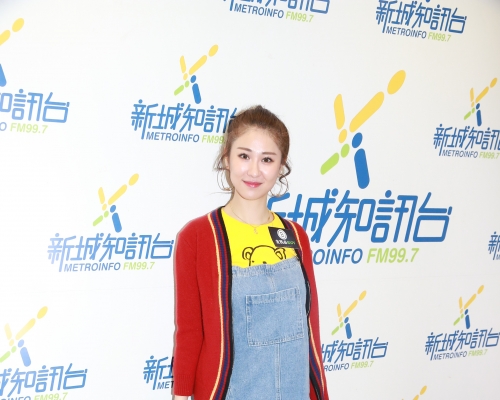 石詠莉今日到新城電台受訪。