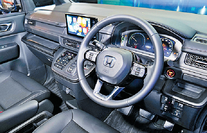 ■Spada版配有10.2吋數碼錶板和9吋觸控屏幕。 ■Spada版配有10.2吋數碼錶板和9吋觸控屏幕。