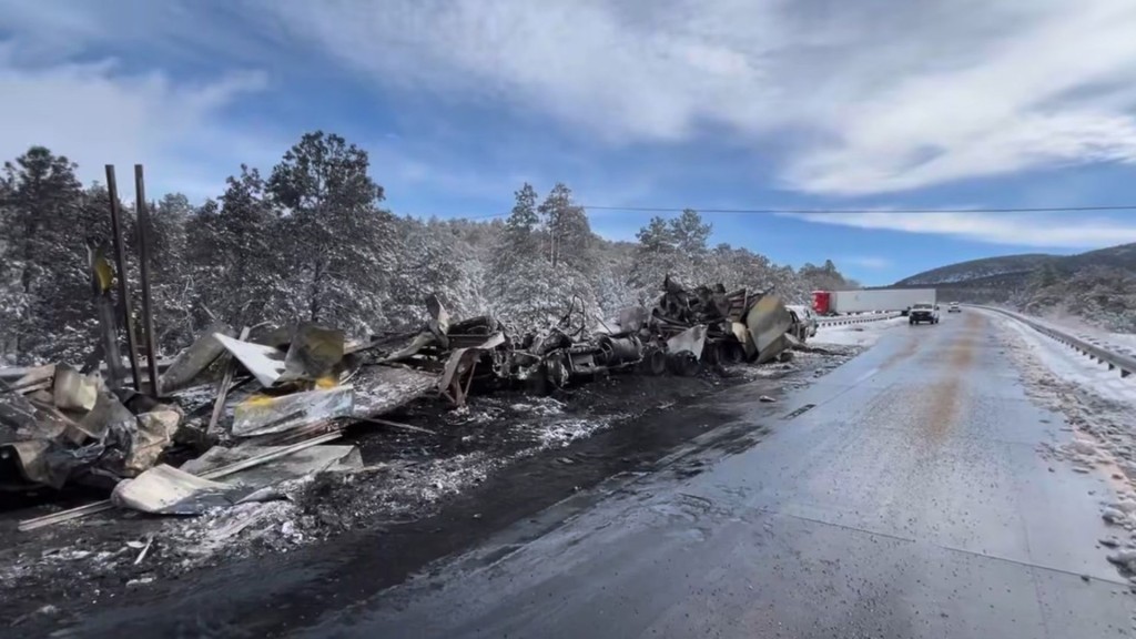 美國40號州際公路於3月13日發生的嚴重事故涉及22架車，車子燒至難以辨識。 FB / Arizona Department of Public Safety