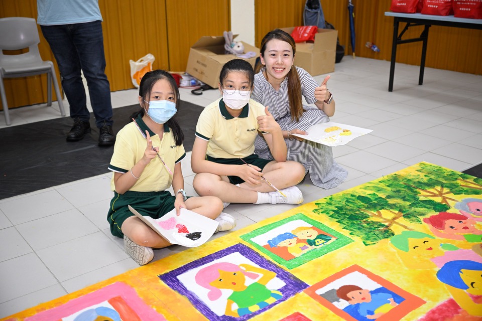 天主教伍华小学的师生为启德简约公屋项目绘画。